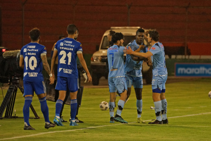 El gol del empate de Macará fue con la mano. Además no hay la certeza de que la circunferencia del esférico pasó totalmente la línea de sentencia.
