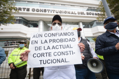Acción. El martes pensionistas del Issfa e Isspol hicieron un plantón en los exteriores de la Corte Constitucional.