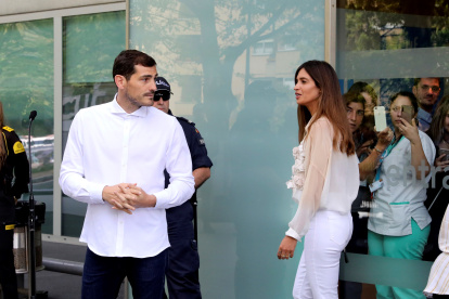 El portero español Iker Casillas acompañado por su mujer Sara Carbonero a su salida del hospital de Oporto, donde estuvo ingresado tras el infarto que sufrió en 2019.