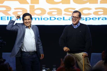 En la imagen, el candidato correísta Andrés Araúz, junto a su compañero de fórmula Carlos Rabascall.