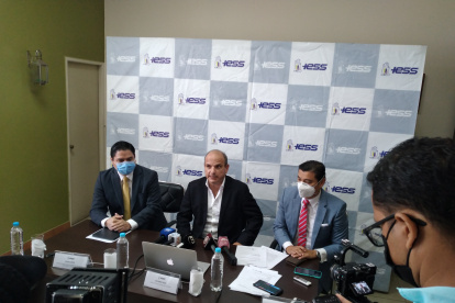 Julio López, Ricardo Ron y Danilo Calderón, autoridades del IESS, convocaron ayer a una rueda de prensa para referirse al caso.