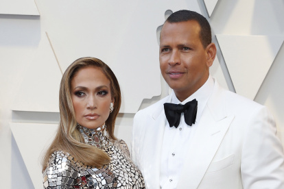 En la imagen un registro de la actriz y cantante estadounidense Jennifer Lopez (i), junto al legendario beisbolista Alex Rodríguez (d).