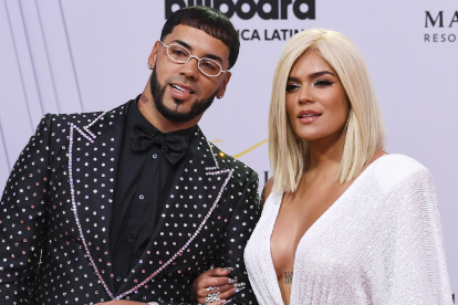 Anuel y Karol G. en una premiación. La pareja de artista pusieron fin a su noviazgo.