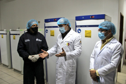 El ministro Farfán supervisó la llegada de un lote de vacunas donadas por Chile.