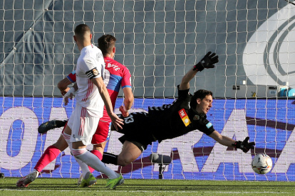 Karim Benzema (i), marca su gol contra el Elche.