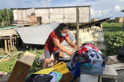 Perjuicio. Eva fue recuperando de a poco algunas pertenencias que se quedaron tras la caída de su casa.