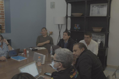 Reunión. Esta es una de las fotos de la cita que sostuvieron el candidato presidencial con funcionarios del régimen de Rafael Correa.