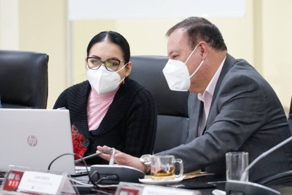 La presidenta del CNE, Diana Atamaint, junto al titular del COE Nacional, Juan Zapata.