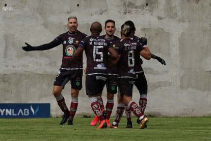 Los jugadores del Mushuc Runa celebrando uno de los goles de Bauman ante Manta.
 
 Agencia ( ag - expreso ag extra ) API