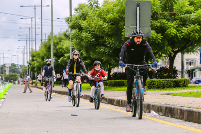 Algunos de los asistentes a la recrovía que tuvo lugar en el norte de Guayaquil.