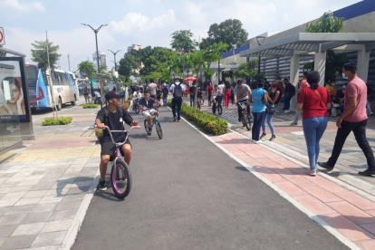 Ciclovía. No faltaron las bicicletas el día de las elecciones, aunque muchos peatones invadieron el carril.