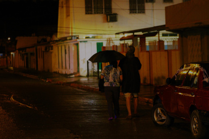 La Atarazana. La falta de iluminación, además de las viviendas y hasta carros abandonados, juegan en contra de la seguridad de los residentes.