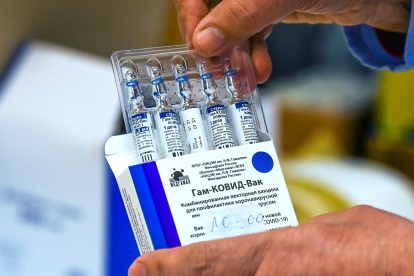 Viales de la vacuna rusa Sputnik V. La Sputnik V se topa con las dudas occidentales y problemas de producción.