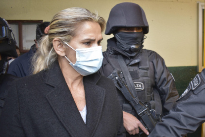 La expresidenta interina de Bolivia Jeanine Áñez mientras es trasladada.