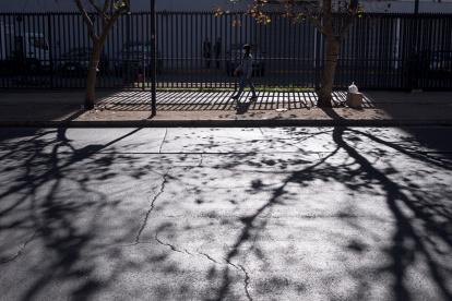 Una mujer con tapabocas es vista mientras camina en Santiago (Chile).