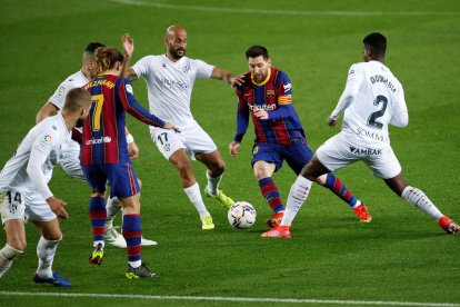 Lionel Messi lideró al equipo a una victoria que lo tiene en pelea por el título de la liga de España