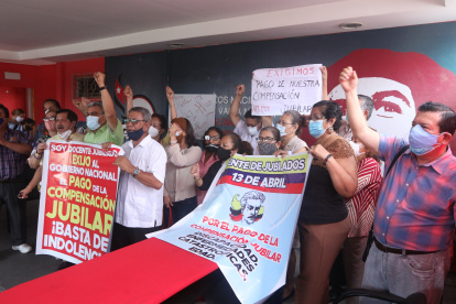 Un grupo de maestros jubilados se congregó para reclamar el pago del incentivo jubilar.