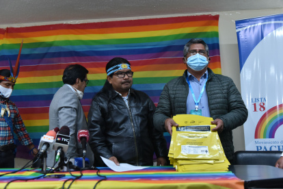 El coordinador nacional de Pachakutik, Marlon Santi (i), reaccionó al fallo del TCE.