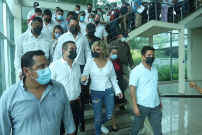 La alcaldesa Cynthia Viteri a la salida del complejo judicial norte.