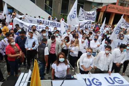 Representantes de la comunidad universitaria participaron en la medida.