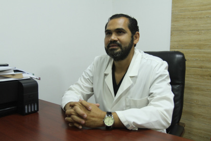 Alberto Sper Sempértegui, doctor especialista en Medicina Crítica y Medicina Interna.