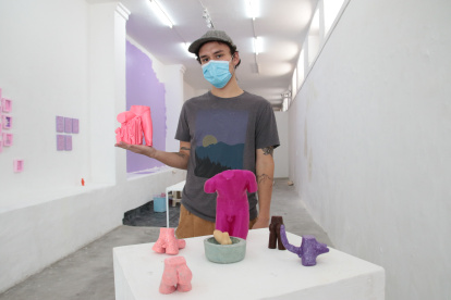 Jarrín se basó en las interacciones en la aplicación de citas Grindr para iniciar su investigación, que tomó más de un año.