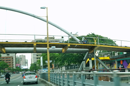 Pistas. En los pasos peatonales del malecón del Salado, los motociclistas se desplazan sobre la infraestructura, construida solo para uso de los peatones.