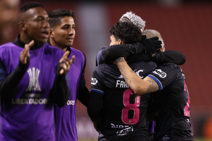 Lorenzo Faravelli (8) de Independiente celebra un gol hoy, en un partido de la Copa Libertadores entre Independiente del Valle (IDV) y Unión Española en el estadio de LDU en Quito (Ecuador).