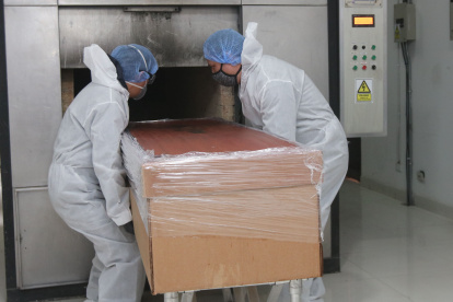 Hubo donaciones de ataúdes de cartones ante el aumento de fallecidos.