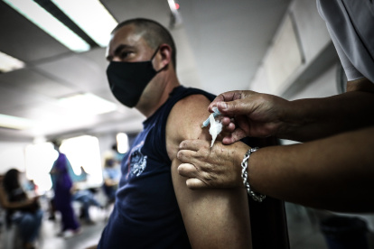 AME3173. BUENOS AIRES (ARGENTINA), 16/03/2021.- Un hombre es vacunado contra la covid-19 en una posta sanitaria hoy, en Buenos Aires (Argentina). La campaña de vacunación argentina avanza a un ritmo menor al pautado inicialmente por el Gobierno, y según los últimos datos de este martes, un total de 2.541.362 personas recibieron al menos una dosis, al tiempo que el Ejecutivo busca "agilizar" la llegada de más vacunas. EFE/ Juan Ignacio Roncoroni