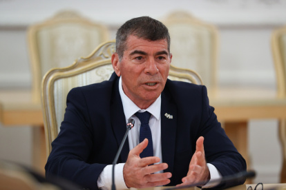 El ministro de Exteriores de Israel, Gabi Ashkenazi, durante la reunión en Moscú con su homólogo ruso, Serguéi Lavrov.