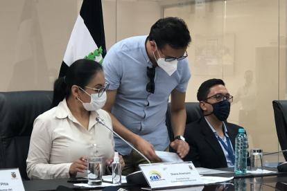 La presidenta del CNE, Diana Atamaint, está en la provincia de Los Ríos, recorriendo los recintos electorales afectados por la temporada invernal.