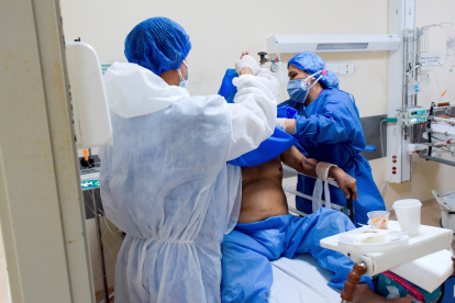 Personal de salud atiende a un paciente contagiado con Covid-19, el 13 de marzo de 2021, en el Hospital del Instituto Ecuatoriano de Seguridad Social (IESS), en Guayaquil (Ecuador).