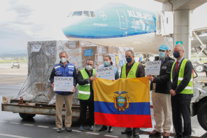 Una delegación de la ONU recibió el cargamento de AstraZeneca.