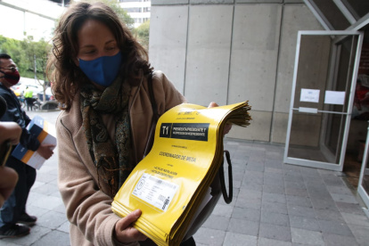 Evidencia. Manuela Picq, pareja de Pérez, llevó varios sobres a la Fiscalía.