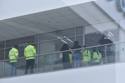 Allanamiento. Agentes de Criminalística y del Grupo de Intervención y Rescate (GIR) de la Policía estuvieron junto a los funcionarios de Fiscalía en la Plataforma Financiera, al sur de Quito.