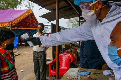 Un funcionario al corriente de la cuestión, que pidió el anonimato, aseguró a Efe deque "a primera vista, parece que las vacunas fueron traídas con prisa a Nepal".