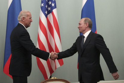 Imagen de archivo del, entonces, vicepresidente estadounidense, Joe Biden (i), y el primer ministro ruso, Vladimir Putin (d), durante un encuentro en Moscú (Rusia), en marzo de 2011.