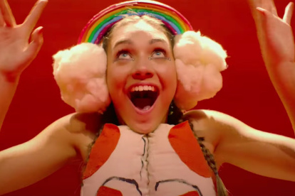 Maddie Ziegler interpeta a Music Gamble, una chiquilla que sufre de autismo en su estado más crítico.