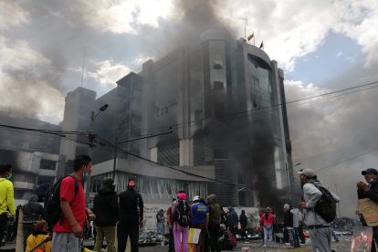 El edificio de la Contraloría, en Quito, fue tomado e incendiado por turbas violentas durante las manifestaciones de octubre de 2019.