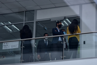 Diligencia. Miembros de la Fiscalía y la Policía durante los allanamientos.