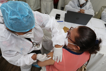 Jornada. Médicos y enfermeras privados se vacunan en las instalaciones de la Universidad Espíritu Santo.