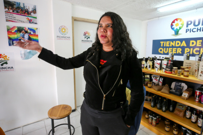 Dianne Rodríguez, del colectivo "Silueta X", habla en entrevista con Efe, el 17 de marzo de 2021, en Quito (Ecuador). La Prefectura de Pichincha y la ONG "Silueta X" han lanzado en Quito una novedosa iniciativa contra la violencia, la discriminación y la pobreza, mediante una tienda de alimentos que también buscan encadenar a microproductores y consumidores locales en estos tiempos de crisis. EFE/ José Jácome