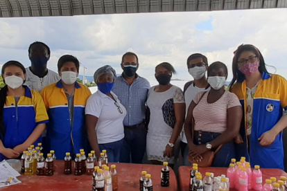 Las amas de casa aprenden a elaborar detergente, suavizantes, cloro para la ropa, creolina, gel antibacterial, entre otros productos de limpieza.