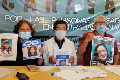 Lidia Rueda (i) presidenta de Asfadec, Telmo Pacheco (c) miembro de la misma asociación y Fernando Montenegro (d), los tres familiares de desaparecidos en Ecuador, ofrecen una rueda de prensa, hoy en Quito (Ecuador). Familiares de las cerca de 1.500 personas desaparecidas en Ecuador protagonizarán a partir del domingo la primera marcha nacional emulando a otras en la región, para exigir justicia, eficiencia e independencia en las investigaciones, al objeto de que sus casos no queden en la impunidad o el olvido. EFE/ Daniela Brik