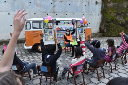 La biblioteca recorre entre dos a tres barrios a la semana. Atucucho y La Lucha de Los Pobres ya recibieron la visita de "la combi" con obras.