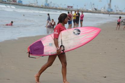 Génesis Borja, surfista ecuatoriana, quiere llegar a los Olímpicos de Tokio.