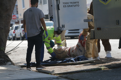 Crimen. Envuelto en dos fundas de plástico fue hallado, a las 07:10 de ayer,  el cuerpo de Johnny Aguilar. La Policía recogió indicios en el lugar
