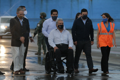 El presidente Moreno y parte de su círculo cercano de Gabinete a la llegada de las primeras vacunas.