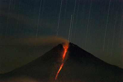 Fotografía de archivo fechada el 13 de junio de 2020 que muestra al volcán Sangay con una constante emisión de ceniza.